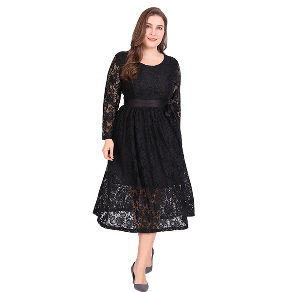 Didelio dydžio moderni moteriška trumpa suknelė su nėriniais ir ilgomis rankovėmis