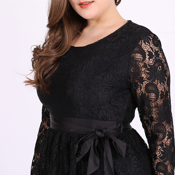 Didelio dydžio moderni moteriška trumpa suknelė su nėriniais ir ilgomis rankovėmis