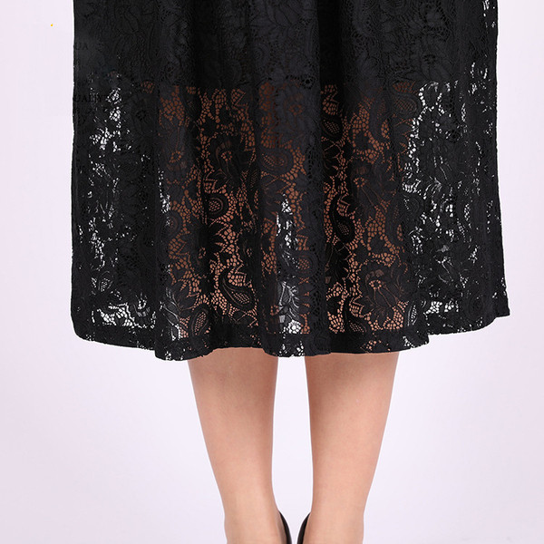 Didelio dydžio moderni moteriška trumpa suknelė su nėriniais ir ilgomis rankovėmis