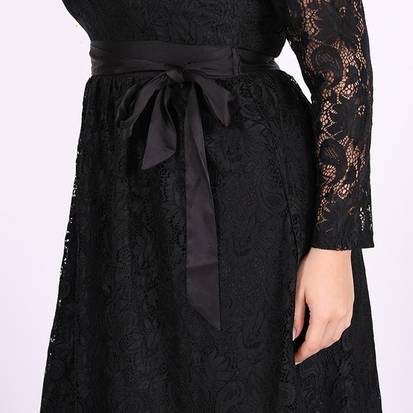 Didelio dydžio moderni moteriška trumpa suknelė su nėriniais ir ilgomis rankovėmis