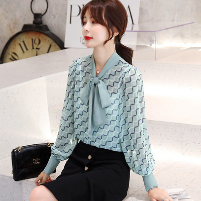 Platūs moteriški marškiniai su apykakle su kaspinu