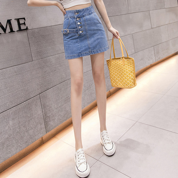 Laisvalaikio moteriškas trumpas džinsinis sijonas su sagomis ir aukštu juosmeniu