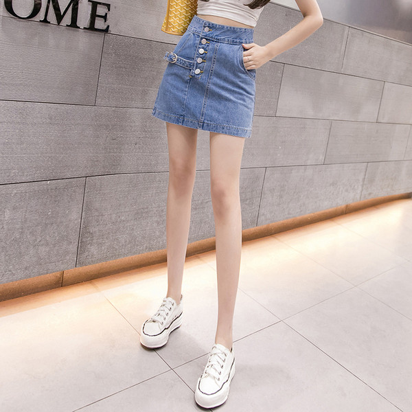 Laisvalaikio moteriškas trumpas džinsinis sijonas su sagomis ir aukštu juosmeniu