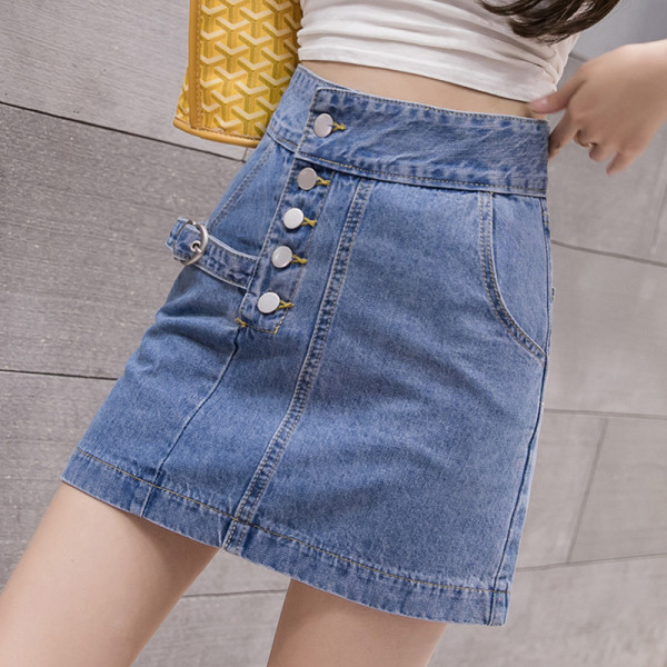 Laisvalaikio moteriškas trumpas džinsinis sijonas su sagomis ir aukštu juosmeniu