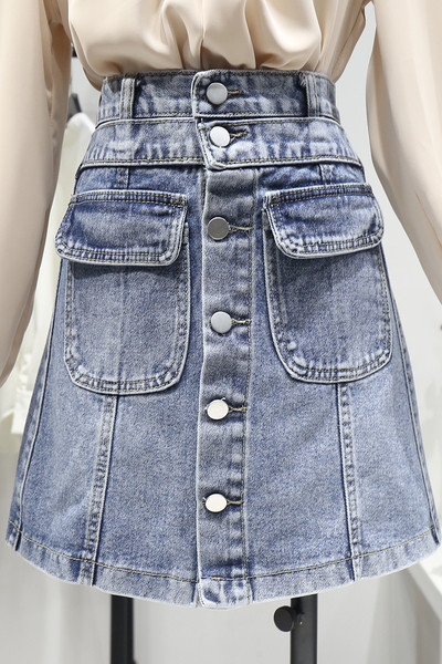 Laisvas moteriškas sijonas aukštu juosmeniu, kišenėmis ir sagomis