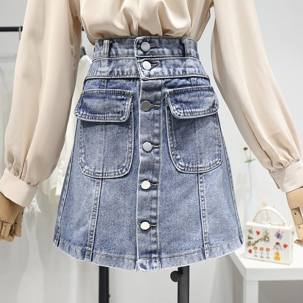 Laisvas moteriškas sijonas aukštu juosmeniu, kišenėmis ir sagomis