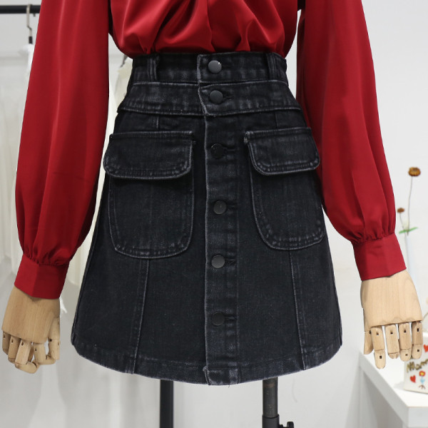 Laisvas moteriškas sijonas aukštu juosmeniu, kišenėmis ir sagomis