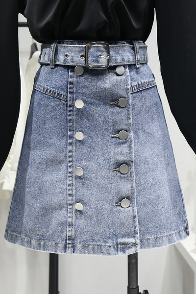 Džinsinis trumpas moteriškas sijonas aukštu juosmeniu ir diržu