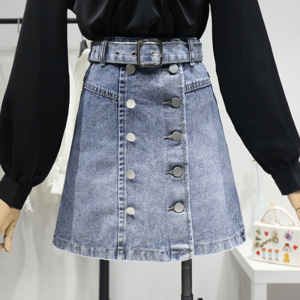 Džinsinis trumpas moteriškas sijonas aukštu juosmeniu ir diržu