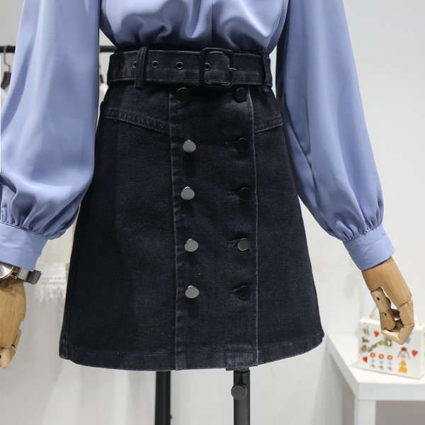 Džinsinis trumpas moteriškas sijonas aukštu juosmeniu ir diržu