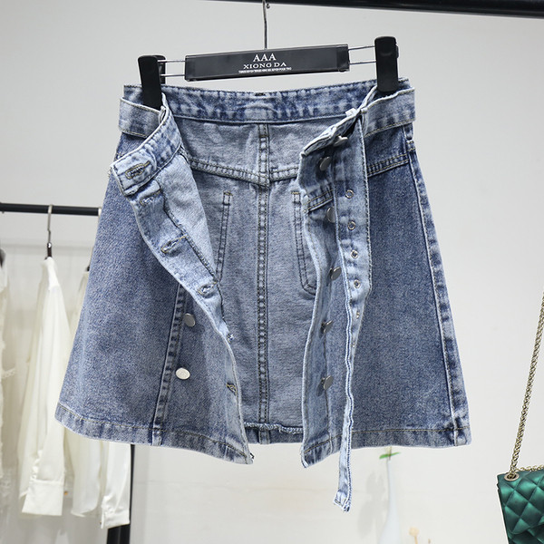 Džinsinis trumpas moteriškas sijonas aukštu juosmeniu ir diržu