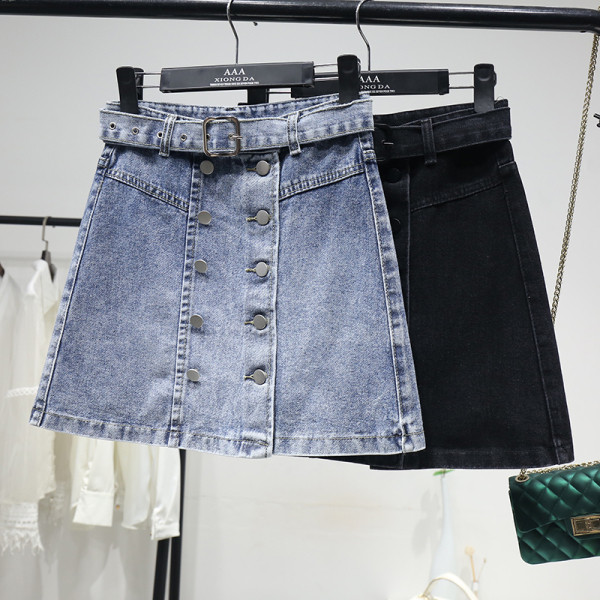 Džinsinis trumpas moteriškas sijonas aukštu juosmeniu ir diržu