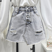 Naujo modelio trumpi džinsiniai sijonai-kelnės su plėšytais motyvais