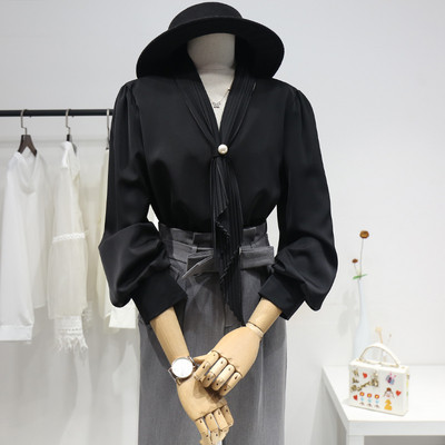 Стилна дамска риза с  шпиц деколте и дълъг ръкав