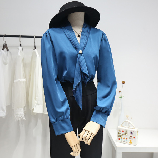 Стилна дамска риза с  шпиц деколте и дълъг ръкав