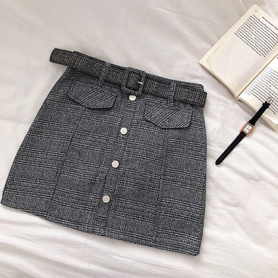 Moteriškas languotas sijono modelis su sagomis ir dirželiu