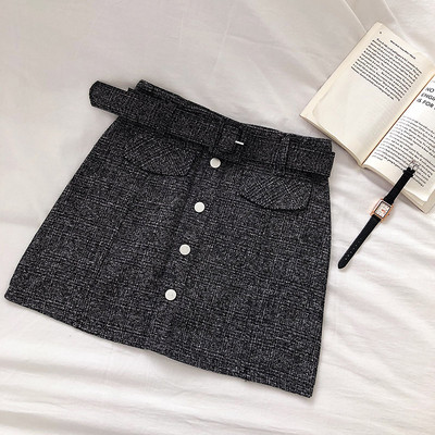 Moteriškas languotas sijono modelis su sagomis ir dirželiu