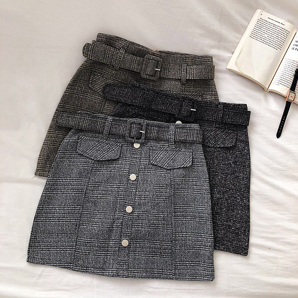 Moteriškas languotas sijono modelis su sagomis ir dirželiu