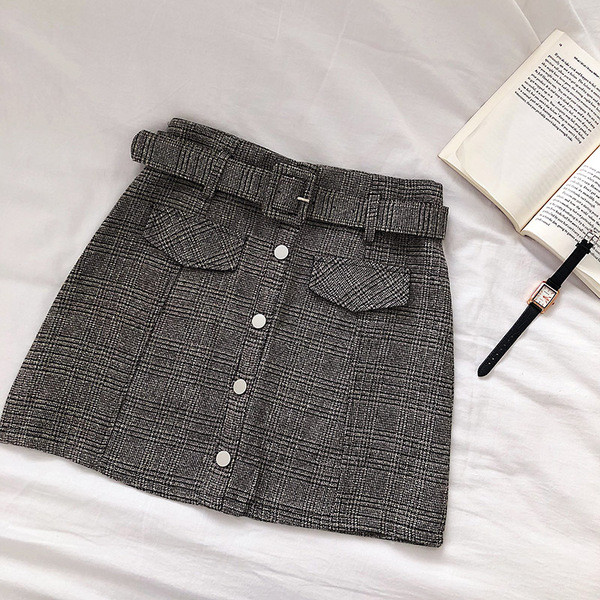 Moteriškas languotas sijono modelis su sagomis ir dirželiu