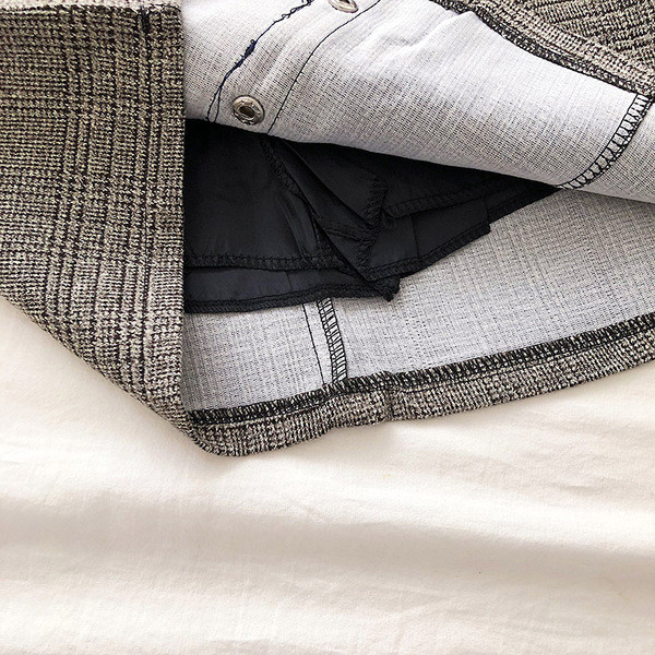 Moteriškas languotas sijono modelis su sagomis ir dirželiu