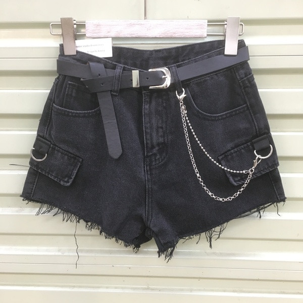 Moteriški laisvalaikio šortai su kišenėmis ir metalinėmis grandinėlėmis