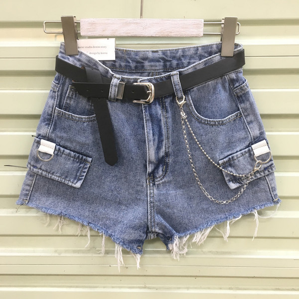 Moteriški laisvalaikio šortai su kišenėmis ir metalinėmis grandinėlėmis