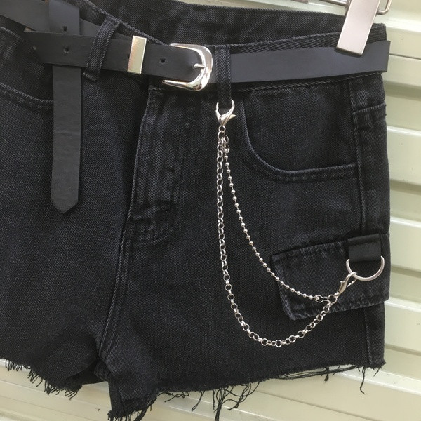 Moteriški laisvalaikio šortai su kišenėmis ir metalinėmis grandinėlėmis