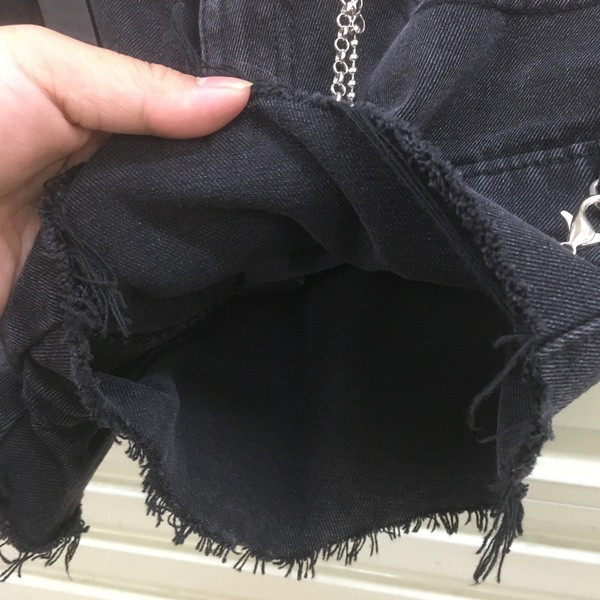 Moteriški laisvalaikio šortai su kišenėmis ir metalinėmis grandinėlėmis