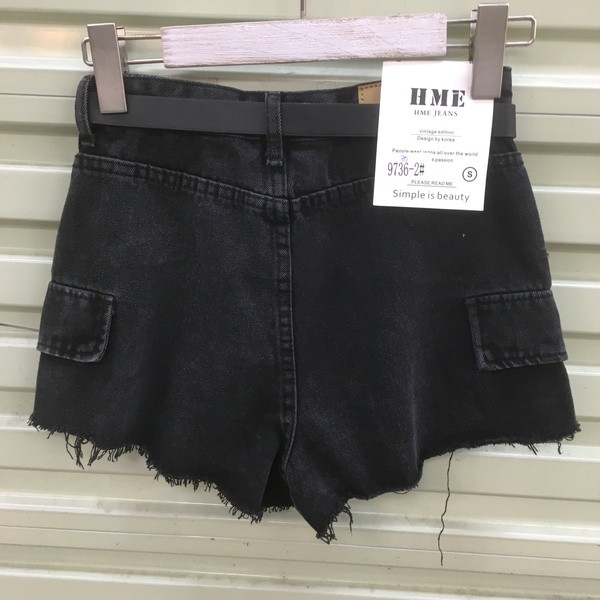 Moteriški laisvalaikio šortai su kišenėmis ir metalinėmis grandinėlėmis