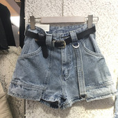 Női farmer rövidnadrág zsebekkel és övvel