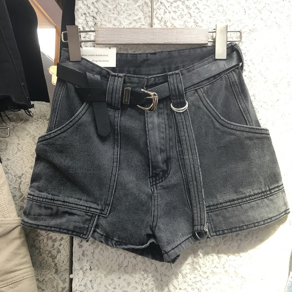 Női farmer rövidnadrág zsebekkel és övvel