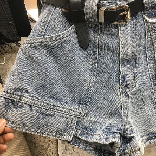 Női farmer rövidnadrág zsebekkel és övvel