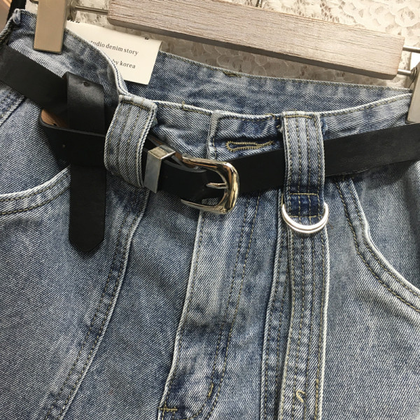 Női farmer rövidnadrág zsebekkel és övvel