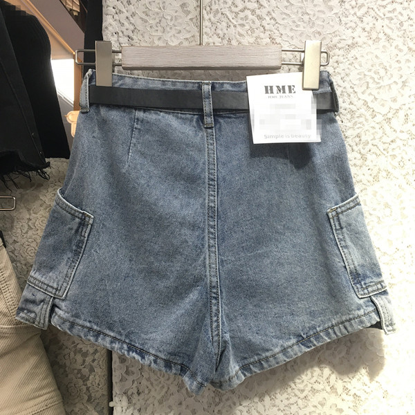 Női farmer rövidnadrág zsebekkel és övvel