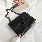 Moderni moteriška rankinė iš eko odos su metaliniu užsegimu