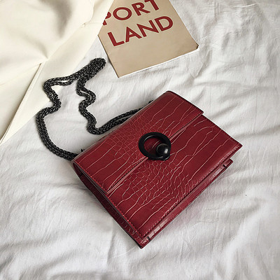 Moderni moteriška rankinė iš eko odos su metaliniu užsegimu