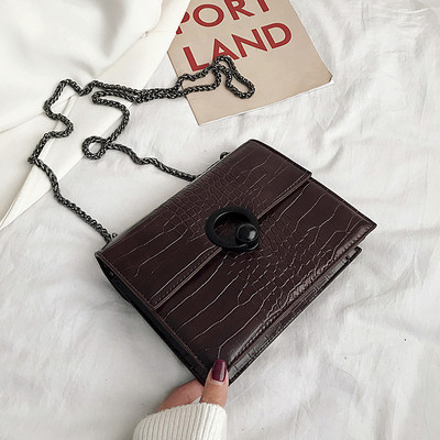 Moderni moteriška rankinė iš eko odos su metaliniu užsegimu