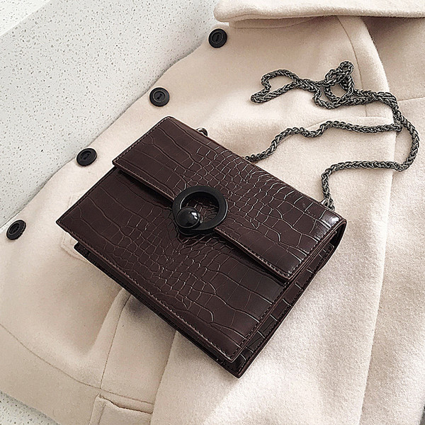 Moderni moteriška rankinė iš eko odos su metaliniu užsegimu