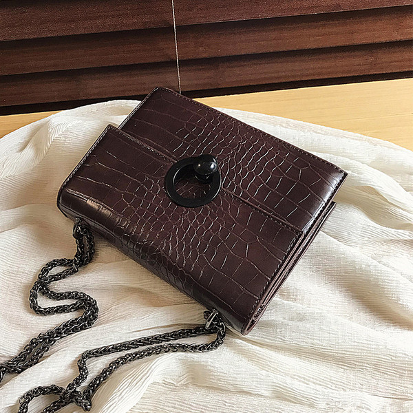 Moderni moteriška rankinė iš eko odos su metaliniu užsegimu