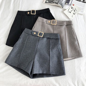 Stilingi moteriški šortai aukštu juosmeniu ir metaline sagtimi