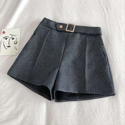 Stilingi moteriški šortai aukštu juosmeniu ir metaline sagtimi