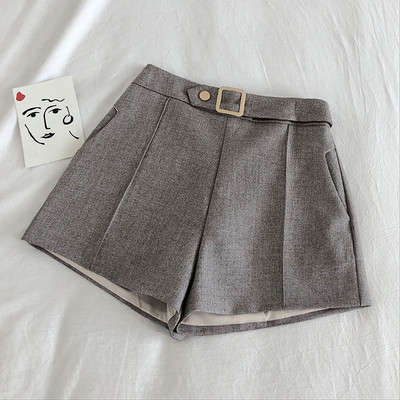 Stilingi moteriški šortai aukštu juosmeniu ir metaline sagtimi