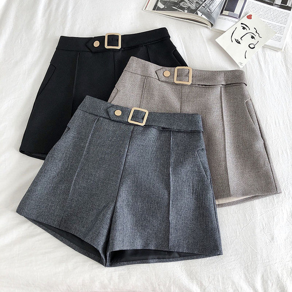 Stilingi moteriški šortai aukštu juosmeniu ir metaline sagtimi