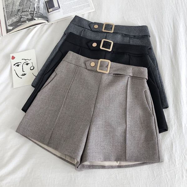 Stilingi moteriški šortai aukštu juosmeniu ir metaline sagtimi