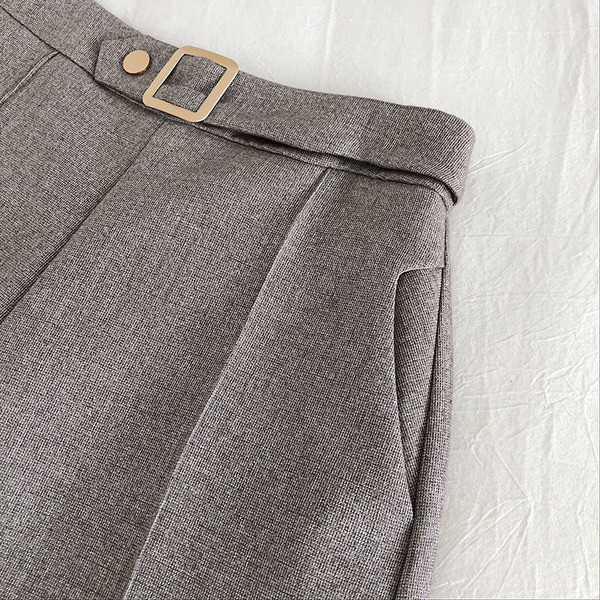 Stilingi moteriški šortai aukštu juosmeniu ir metaline sagtimi