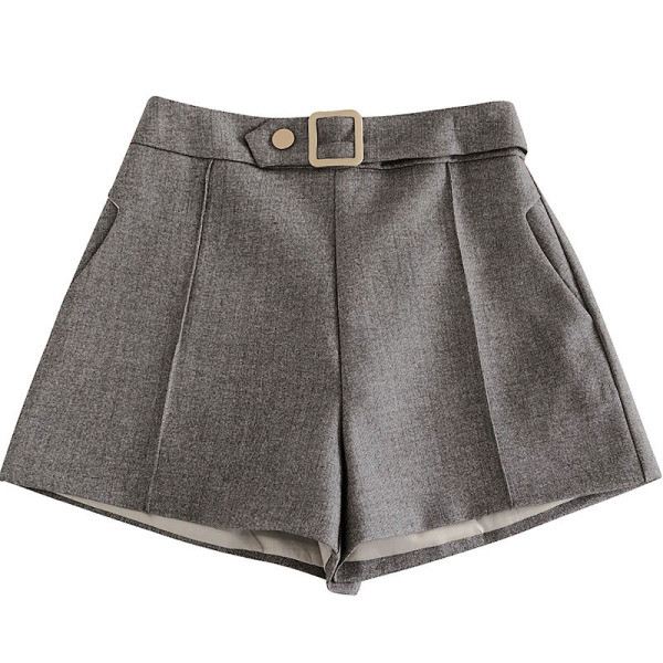 Stilingi moteriški šortai aukštu juosmeniu ir metaline sagtimi