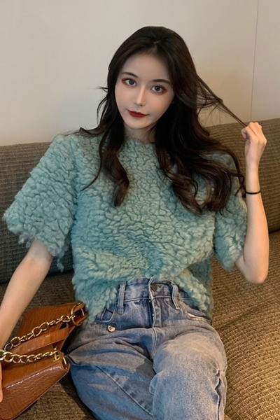 Pliušinis moteriškas megztinis trumpomis rankovėmis ir ovalia iškirpte