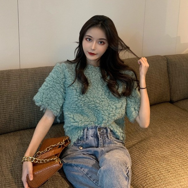 Pliušinis moteriškas megztinis trumpomis rankovėmis ir ovalia iškirpte