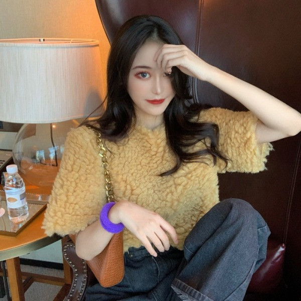 Pliušinis moteriškas megztinis trumpomis rankovėmis ir ovalia iškirpte