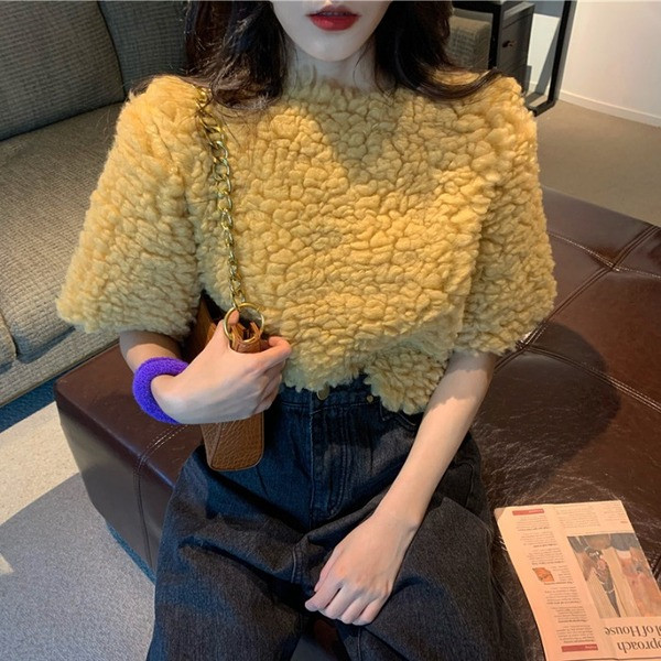 Pliušinis moteriškas megztinis trumpomis rankovėmis ir ovalia iškirpte